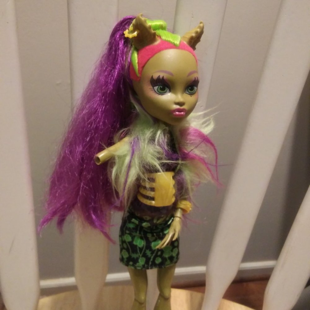 Clawvenus doll from Monster High Freaky Fusion - missing left arm at elbow